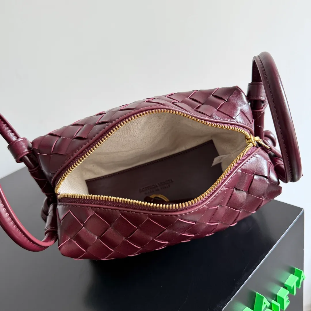 Batch 1360 BOTTEGA VENETA 2024 new loop is here! ! Many girls who like BV have owned the Loop bag. It has a simple appearance, classic weaving, and a compact and lightweight bag shape. This innovation continues the "camera bag" shape. Unlike the traditional Loop bag, which can only be worn as a crossbody bag, this innovation It can be carried by hand or cross-body, satisfying both the concave shape and daily needs. The oversized buckle can be folded and used as a handle. The sultry heat in summer ☀️ usually reduces people's desires. Having a lightweight bag will greatly enhance the happiness of traveling🫧 Style number: 796615 Size: 19*12*9cm